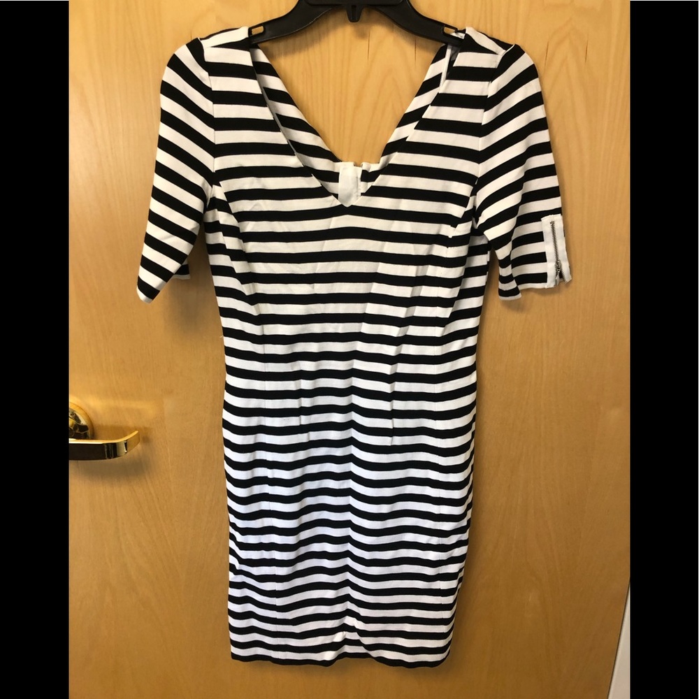 ☀️3/$15☀️ Banana Republic black cream stripe dress Size 4